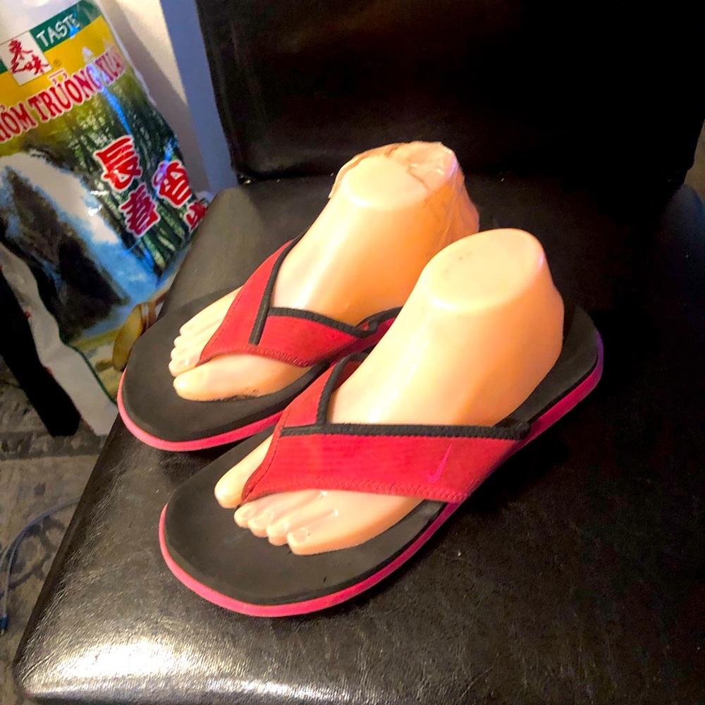 Nike 910896-601 Women’s Red Black Flip-Flop Sandals Size 9